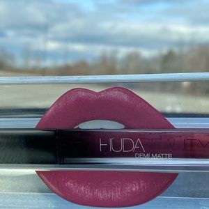 HUDA DEMI MATTE LIQUID LIPSTICK: LADY BOSS